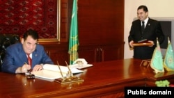 Türkmenistanyň ilkinji prezidenti Saparmyrat Nyýazow (çepde) we Gurbanguly Berdimuhamedow (ol Nyýazow ölenden soň onuň ornuna geçipdi).