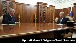 Президент России Владимир Путин (справа) на встрече с российским главой Крыма Сергеем Аксеновым в Москве, Россия, 11 ноября 2025 года