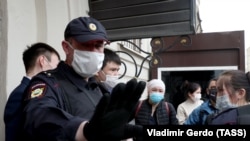 Кыргызстандын Орусиядагы элчилигинин алдында топтолгон мигранттар. 