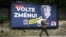 Un pieton trece pe lângă un panou electoral al unui partid de extremă dreapta care îi îndeamnă pe cehi să „voteze pentru schimbare”. 