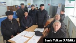 Ветераны производства и рядовые акционеры компании «Мангистаумунайгаз» в отделении «Казпочты», куда они пришли, чтобы отправить письмо президенту Казахстана. Актау, 4 февраля 2016 года.