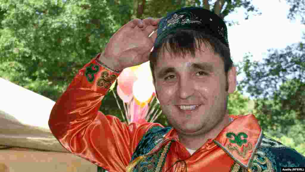 икенче оештыручы - Шакир Мурадимов - инглизчә алып барды