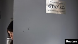 Stan.kz бейнепорталының есігін ашып тұрған журналист. Алматы, 21 қараша 2012 жыл. 