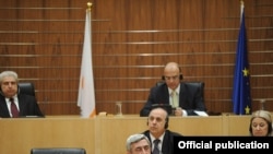 Президент Армении Серж Саргсян выступает в парламенте Кипра. 17 января 2011 г.            