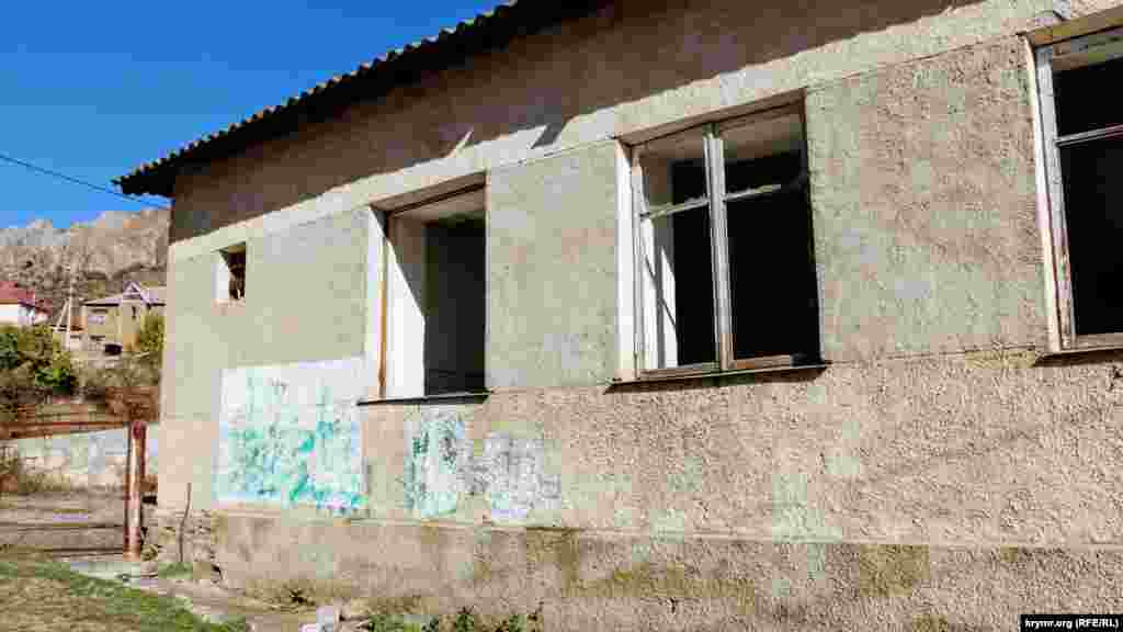 2018 senesi oktâbr ayı. Qırımnıñ cenübi-şarqındaki Arpat (Zelenogorye) köyünde Geraylar sülâlesiniñ timsali körüne