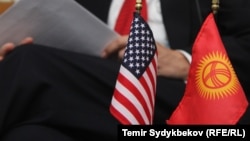 АКШ менен Кыргызстандын желектери. 