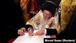 Вселенський патріарх Варфоломій під час підписання томосу про канонічну автокефалію помісної Православної церкви України, Стамбул, 6 січня 2019 року