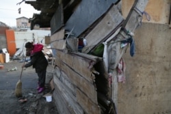 Zidove kuće ojačavaju starim roletnama, daskama ili najlonom