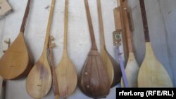 Instrumente muzicale tradiționale afgane, într-o imagine din 2016. Multe asemenea obiecte au fost arse de talibani, după revenirea lor la putere.