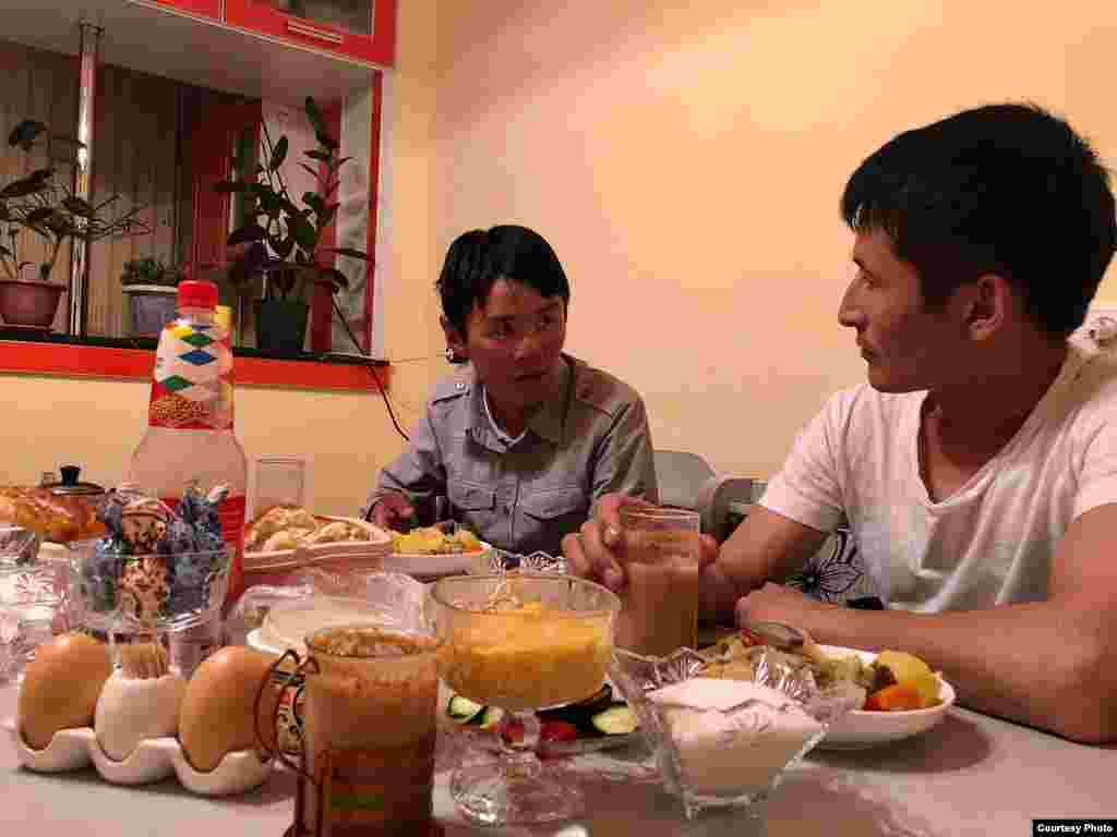 Уланбек Эгизбаев "Бир койго сатылган Азамат" репортажынын каарманы менен үйүндө. 10-май, 2018-ж.