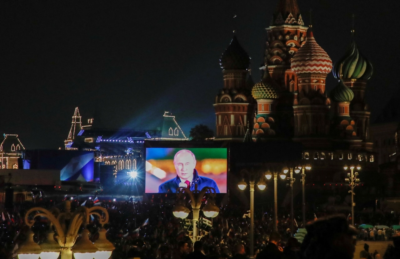 Președintele rus Vladimir Putin, văzut pe un ecran în timpul transmisiunii unui concert care marchează anexarea declarată a teritoriilor controlate de Rusia din patru regiuni ucrainene: Donețk, Luhansk, Herson și Zaporijia.