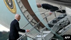 АКШ президенти Жо Байден Израилге сапар алганы учакка кирип бара жатат. 17-октябрь, 2023-жыл.