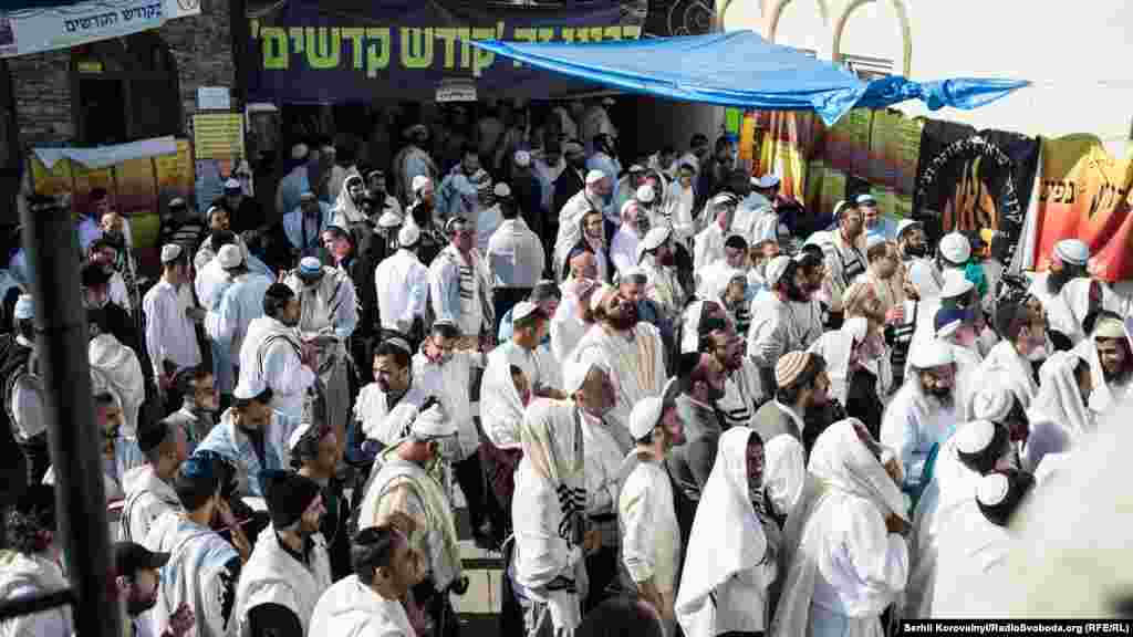 Хасиди моляться переважно в колі своїх громад