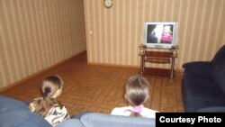 Женщины, нашедшие временный приют в кризисном центре, смотрят телевизор. Караганда, 7 июня 2013 года. Фото предоставлено сотрудниками организации "Мир добра".  