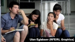 Абитуриенты. Иллюстративное фото.