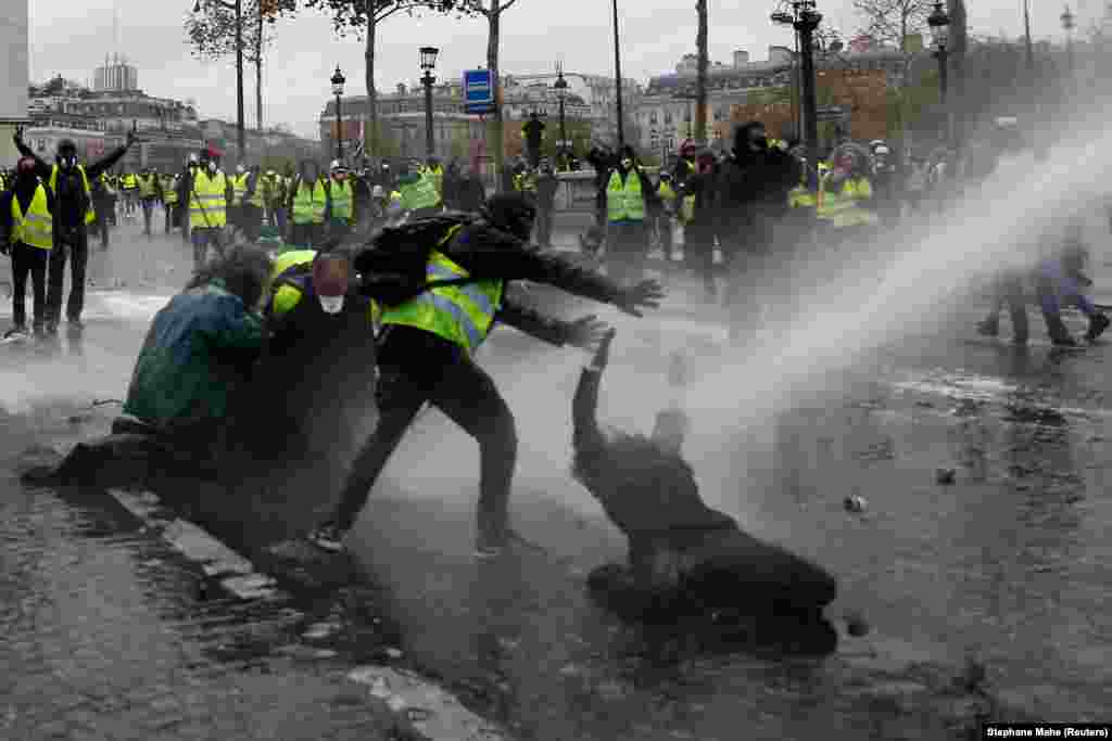 Як паведамляюць СМІ, пратэстоўцы будавалі барыкады пасярод вуліц у цэнтры Парыжу, запальвалі піратэхніку, разбуралі ўласнасьць і кідалі камяні ў паліцыянтаў.