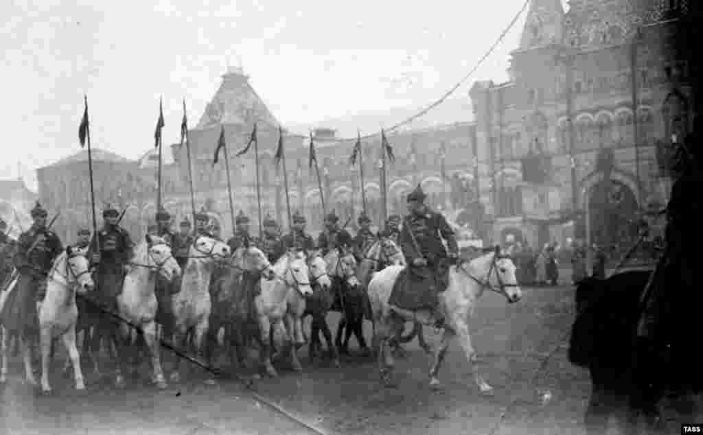 A parade of Red Army soldiers in Moscow. After Bolshevik revolutionaries&nbsp;gained&nbsp;power in 1917, then quit&nbsp;World War I, they reportedly seized thousands of the unused caps from the&nbsp;tsar's depots...