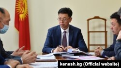 Медербек Сатыев (в центре). 