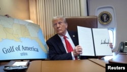 პრეზიდენტი დონალდ ტრამპი ხელში აღმასრულებელი განკარგულებით, რომლის თანახმად, მექსიკის ყურეს ამერიკის ყურე დაარქვა. 9 თებერვალი, 2025 REUTERS