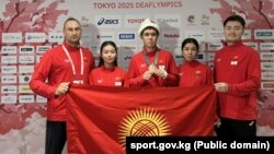  XXV Жайкы Сурдлимпиада оюндарында коло байгесинин ээси Азамат Мавлонов ортодо. 24-ноябрь, 2025-ж. 