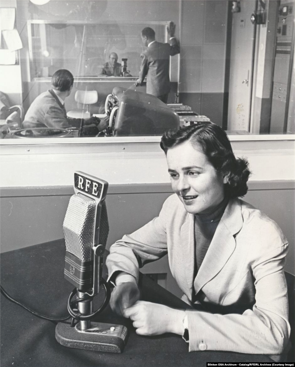 Венгриялық диктор Азат Еуропа радиосының Мюнхендегі кеңсесінде жұмыс істеп отыр. Германия, 1955 жыл.
