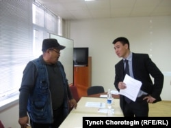 Кыргызстандагы интернет кыймылынын жигердүү өкүлдөрүнүн бири Жаныбек Жанызак жана Рахат Сабырбеков. 30.3.2011.