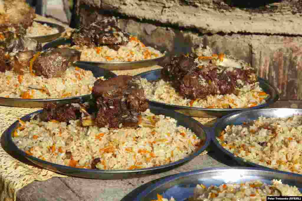 Когда настает время подавать плов к столу, поверх каждого блюда кладут большой кусок говядины.