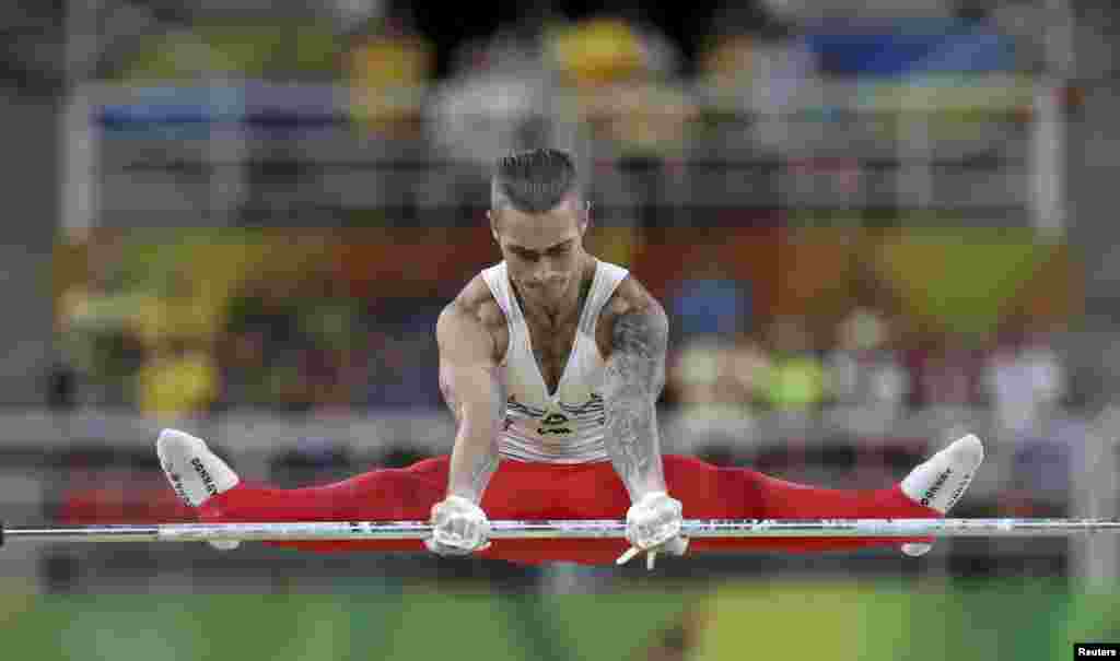 აზერბაიჯანელი ტანმოვარჯიშე ოლეგ სტეპკო ღერძზე ასპარეზობისას.