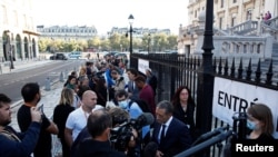 Медиумски екипи пред судот во кој почнува судењето на обвинетите за терористичките напади во 2015 година