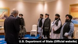 زلمی خلیلزاد در مذاکرات دوحه به‌عنوان نماینده ویژه ایالات متحده برای صلح افغانستان کار می‌کرد، او مسئولیت داشت تا بین طالبان، دولت ایالات متحده و دولت افغانستان مذاکره کند و زمینه را برای یک توافق سیاسی فراهم سازد.