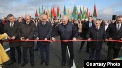 Лукашэнка на ўрачыстай цырымоніі адкрыцьця абноўленага моста праз раку Прыпяць. Мазыр, Беларусь, 6 лістапада 2025 году 