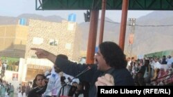 پخوانی تصویر: علي وزیر په کوټه کې د پښتون ژغورنې غورځنګ یوې ولسي غونډې ته وینا کوي