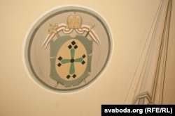 Пад фрэскай выяўленыя гербы Горадзенскай япархіі з калоскім крыжам, герб «Пагоня» і герб Горадні з аленем сьвятога Губэрта