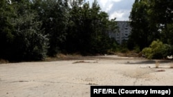 În fața Bibliotecii Naționale, pe Bulevardul Unirii, se află un teren viran de 10 ha.