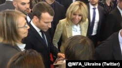 Франци - Президентана Макрон Эммануэлна Парижехь дIахьочу книгийн базарахь книга елира Оьрсийчохь лаьцначу Украинерчу кинорежиссеро Сенцов Олега язйина йолу.