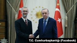 Qırımtatar Milliy Meclis reisiniñ birinci muavini Nariman Celâl ve Türkiye prezidenti Recep Tayyip Erdoğan, 2025 senesi iyülniñ 8-i