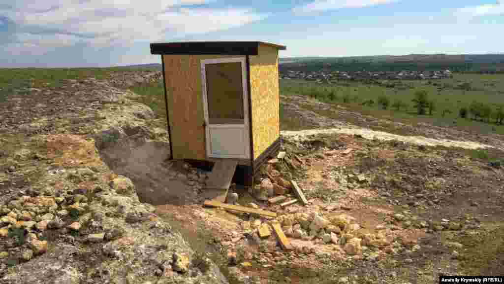 Будка над входом до печери Таврида, яку виявили в 2018 році під час будівництва однойменної траси. Новий вхід-колодязь у карстову порожнину пробурили минулого місяця фахівці &laquo;КФУ&raquo;. Надалі вони планують провести під землею проєктні роботи, щоб відкрити екскурсійний об'єкт