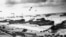 На этой фотографии, сделанной 6 июня 1944 года, показаны солдаты, разгружающие оборудование на пляже Омаха в Нормандии, на северо-западе Франции, после первого вторжения в день «Д»