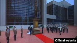 Аскердик окуу жайдын алдында Назарбаевдин 80 жылдыгынын урматына тургузулган эстелик. 2020-жыл.