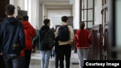 Tot mai mulți copii români care s-au întors din străinătate nu cunosc limba română suficient de bine.