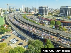 Mii de profesori au mărșăluit luni pe Podul Basarab.