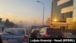 Edhe veturat e vjetra në Kosovë vlerësohen ndër shkaktarët kryesorë të ndotjes së ajrit