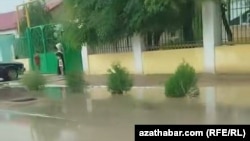 Balkanabadyň köçelerini suw basdy. Iýul, 2025. (Sosial media)