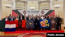 Delegați la conferința de fondare a unei „ligi internaționale a antiglobaliștilor” numiți Paladini, la Sankt Petersburg, Rusia.