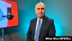 Premierul Ilie Bolojan, în studioul Europa Liberă Romania. 14 noiembrie 2025. 