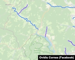 Pe harta zonelor cu risc de inundații (marcate cu albastru și violet), zona de risc se oprește înainte de Broșteni.