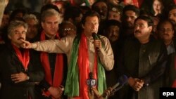 عمران خان خپلو پلویانو ته د وینا پر مهال - پخوانی انځور.