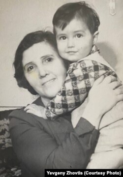 Евгений Жовтис бала кезінде әжесі Раиса Плотниковамен түскен суреті.