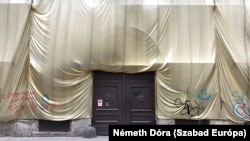 A Szép utca 6. letakart homlokzata 2025. július 29-én