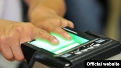 Биометрика боюнча добуш берүүлөр Кыргызстандын айрым айылдарында сыноодон өтүүдө.